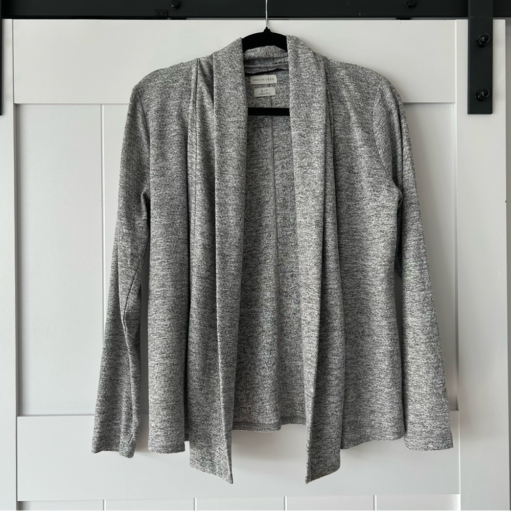 2/$15 🤙🏼Van Heusan Salt and Pepper Gray Cardigan